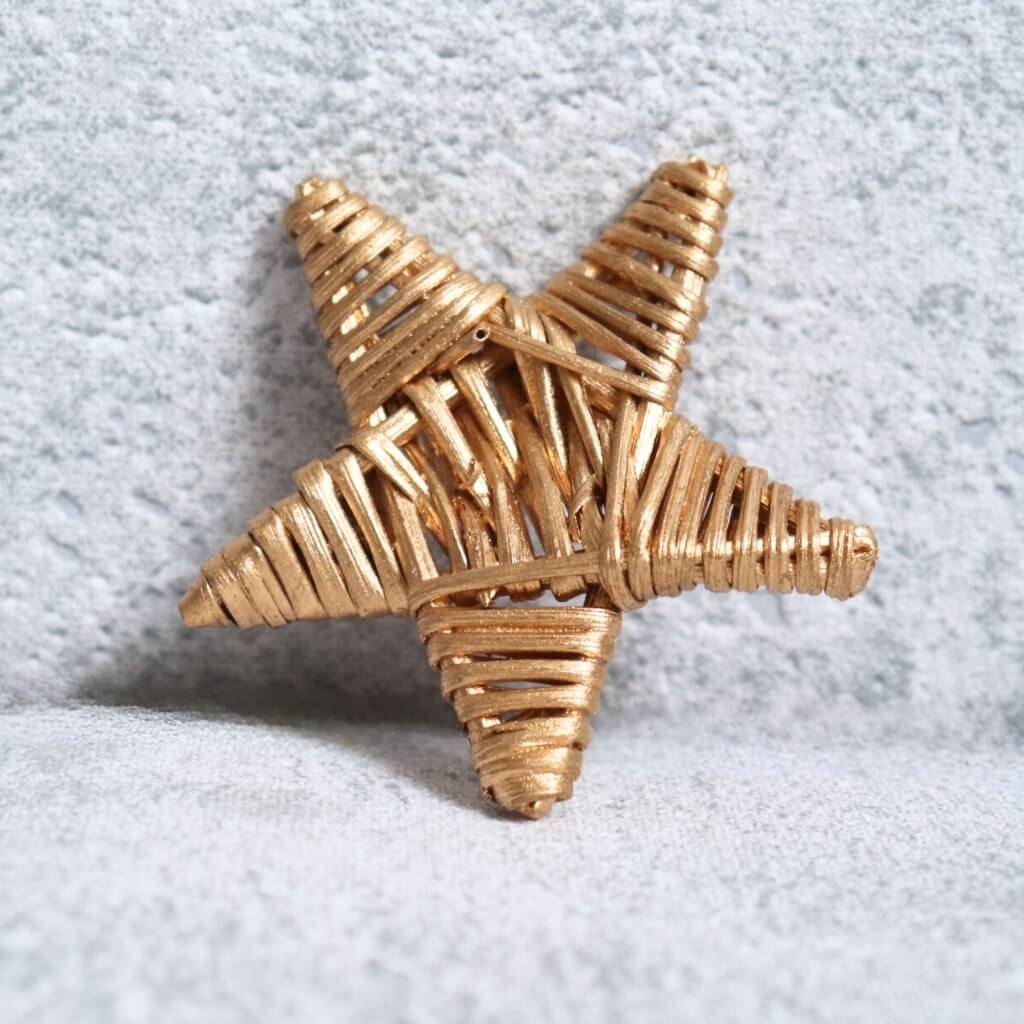 Proutěná hvězda 5 cm – zlatá. Elegantní přírodní dekorace pro sváteční aranžmá a zimní výzdobu.